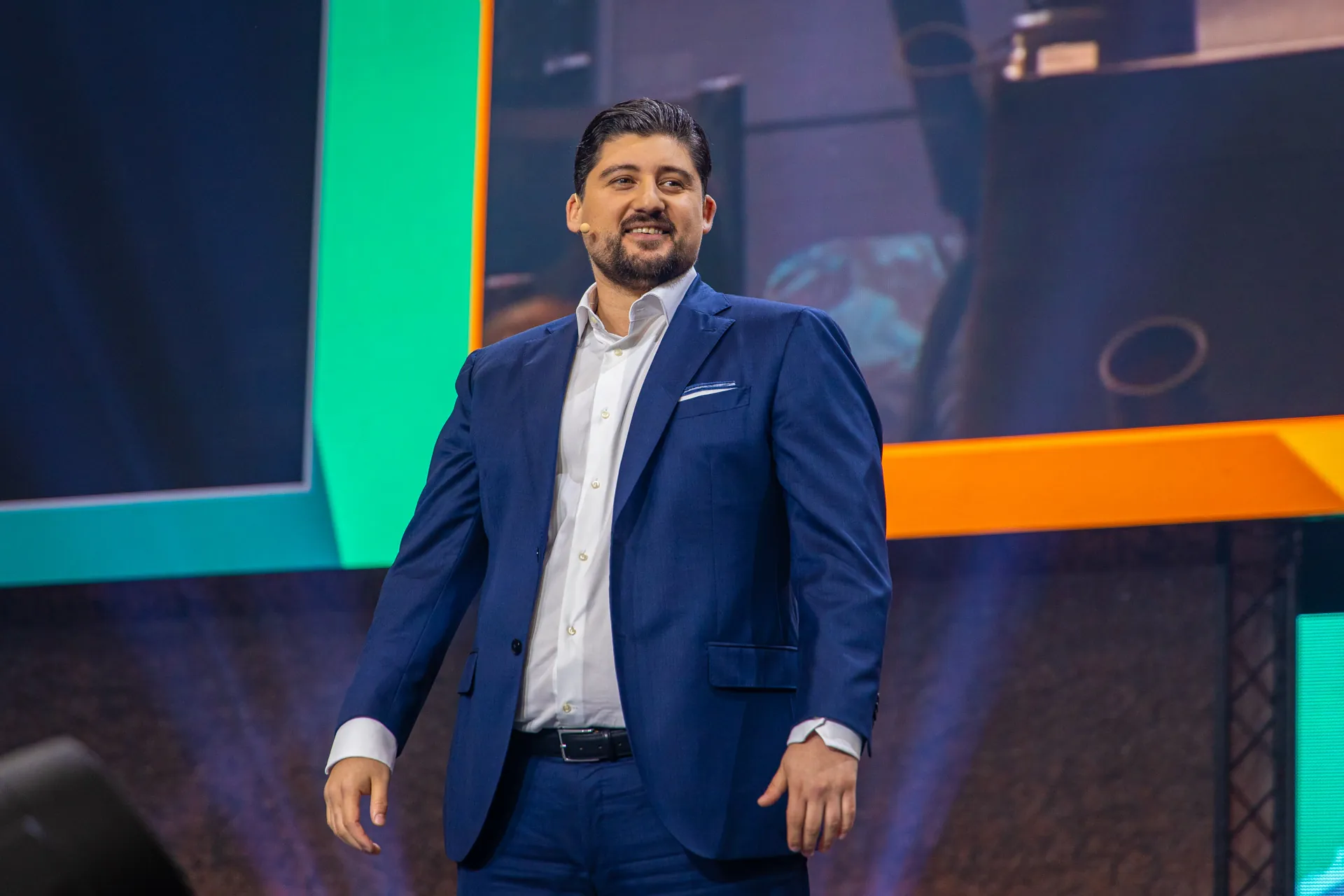 Radovan Vitosevic in a blue suit on stage during a keynote, VELTINS-Arena 2023